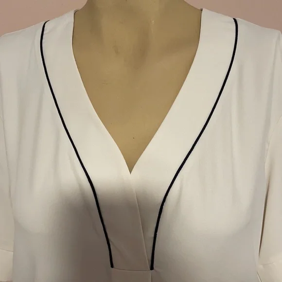 Ann Taylor cream blouse Sz Medium shirt classic office - Picture 2 of 4